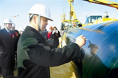 2011年12月15日，在中亞天然氣管道C線工程開(kāi)工儀式上，孫波在管道上簽名留念