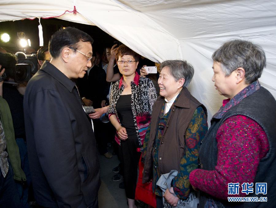    4月20日，中共中央政治局常委、國務院總理李克強抵達四川蘆山地震災區察看災情，部署抗震救災工作。這是李克強在蘆山縣中學安置點看望受災群眾。新華社記者 黃敬文 攝