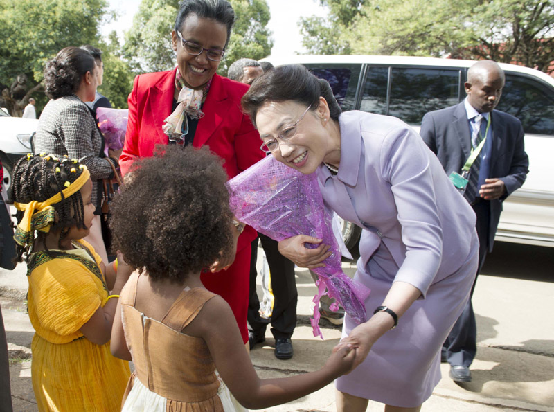 5月5日，李克強總理夫人程虹在埃塞俄比亞總理夫人羅曼·塔斯法耶的陪同下參觀亞的斯亞貝巴大學，觀摩漢語授課，與學生們交流，觀看學生們的中國文化才藝展示，還捐贈了書籍、計算機等物品。程虹說，你們是文化的紐帶，感謝你們對中國人民的情誼。你們對中國文化的熱愛感動了我，也會感動中國人民。新華社記者 謝環馳 攝