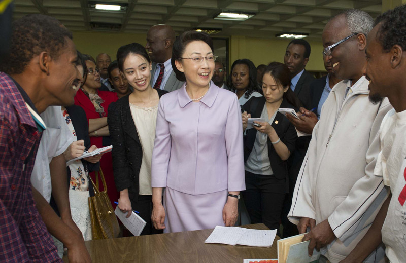 5月5日，李克強總理夫人程虹在埃塞俄比亞總理夫人羅曼·塔斯法耶的陪同下參觀亞的斯亞貝巴大學，觀摩漢語授課，與學生們交流，觀看學生們的中國文化才藝展示，還捐贈了書籍、計算機等物品。程虹說，你們是文化的紐帶，感謝你們對中國人民的情誼。你們對中國文化的熱愛感動了我，也會感動中國人民。新華社記者 謝環(huán)馳 攝