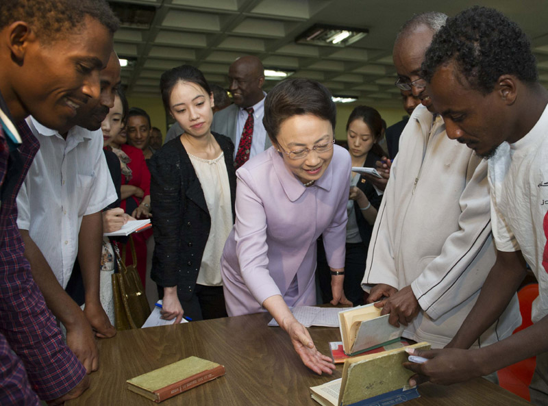 5月5日，李克強總理夫人程虹在埃塞俄比亞總理夫人羅曼·塔斯法耶的陪同下參觀亞的斯亞貝巴大學，觀摩漢語授課，與學生們交流，觀看學生們的中國文化才藝展示，還捐贈了書籍、計算機等物品。程虹說，你們是文化的紐帶，感謝你們對中國人民的情誼。你們對中國文化的熱愛感動了我，也會感動中國人民。新華社記者 謝環馳 攝