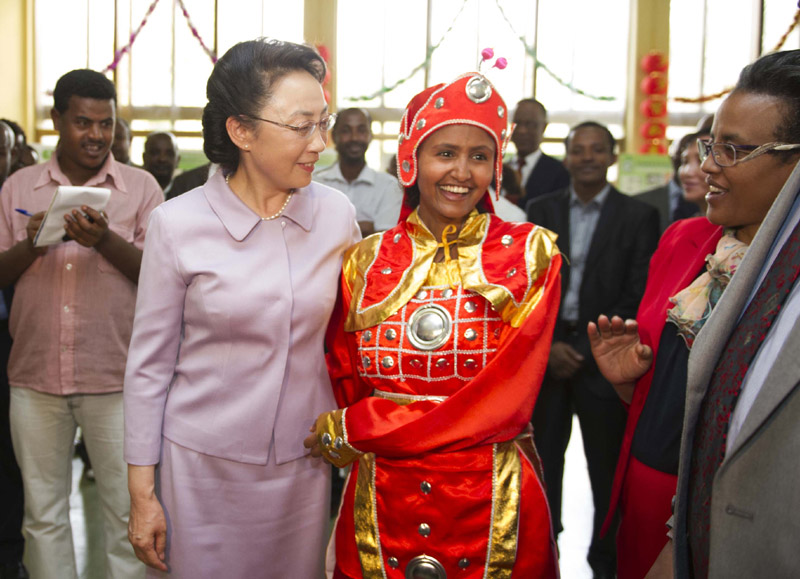 5月5日，李克強(qiáng)總理夫人程虹在埃塞俄比亞總理夫人羅曼·塔斯法耶的陪同下參觀亞的斯亞貝巴大學(xué)，觀摩漢語(yǔ)授課，與學(xué)生們交流，觀看學(xué)生們的中國(guó)文化才藝展示，還捐贈(zèng)了書(shū)籍、計(jì)算機(jī)等物品。程虹說(shuō)，你們是文化的紐帶，感謝你們對(duì)中國(guó)人民的情誼。你們對(duì)中國(guó)文化的熱愛(ài)感動(dòng)了我，也會(huì)感動(dòng)中國(guó)人民。新華社記者 謝環(huán)馳 攝