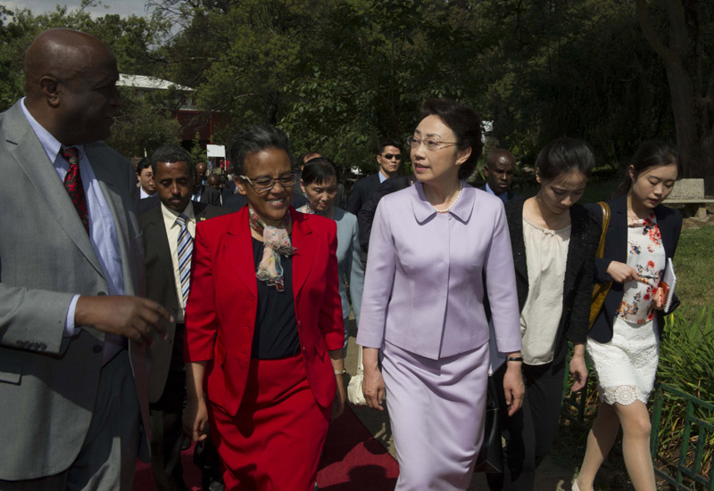 5月5日，李克強總理夫人程虹在埃塞俄比亞總理夫人羅曼·塔斯法耶的陪同下參觀亞的斯亞貝巴大學，觀摩漢語授課，與學生們交流，觀看學生們的中國文化才藝展示，還捐贈了書籍、計算機等物品。程虹說，你們是文化的紐帶，感謝你們對中國人民的情誼。你們對中國文化的熱愛感動了我，也會感動中國人民。新華社記者 謝環馳 攝