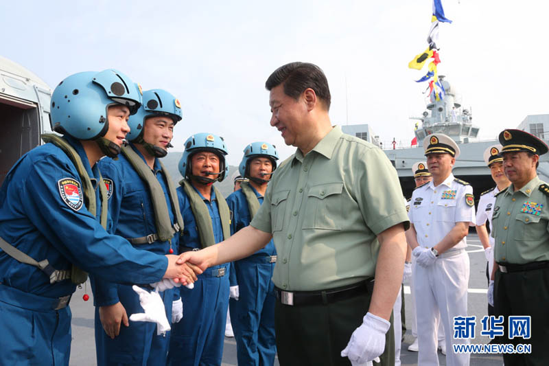 2013年4月9日，習(xí)近平在井岡山艦上與艦載直升機(jī)飛行員親切握手。李剛攝