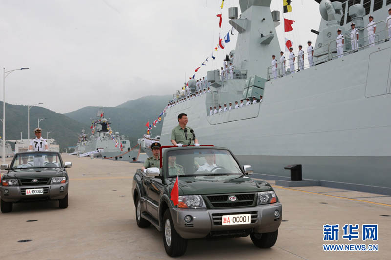 2013年4月9日，習(xí)近平登上敞篷車，依次檢閱岳陽艦、衡水艦、玉林艦等艦艇。李剛 攝