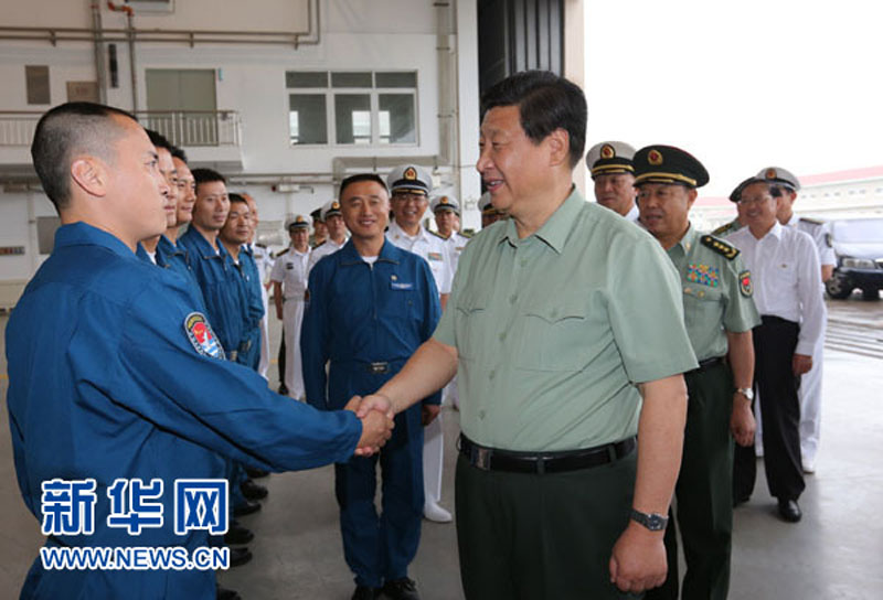 2013年8月28日，習近平在海軍某艦載機綜合試驗訓練基地接見首批上艦指揮員、試飛員代表。李剛攝