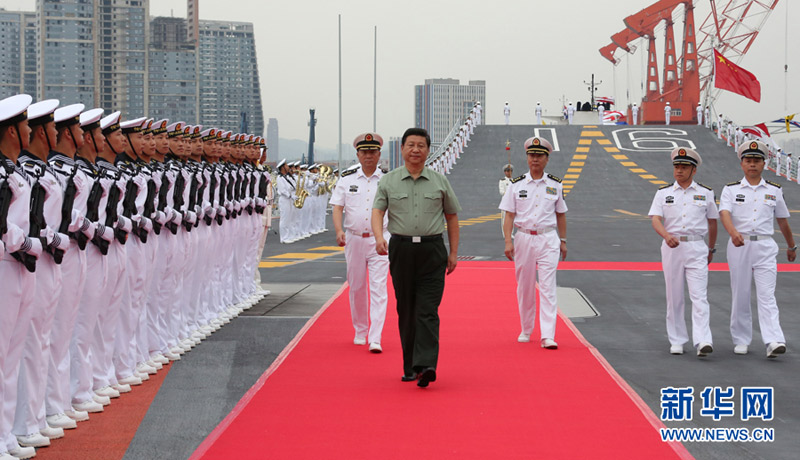 2013年8月28日下午，習近平檢閱遼寧艦水兵儀仗隊。李剛攝