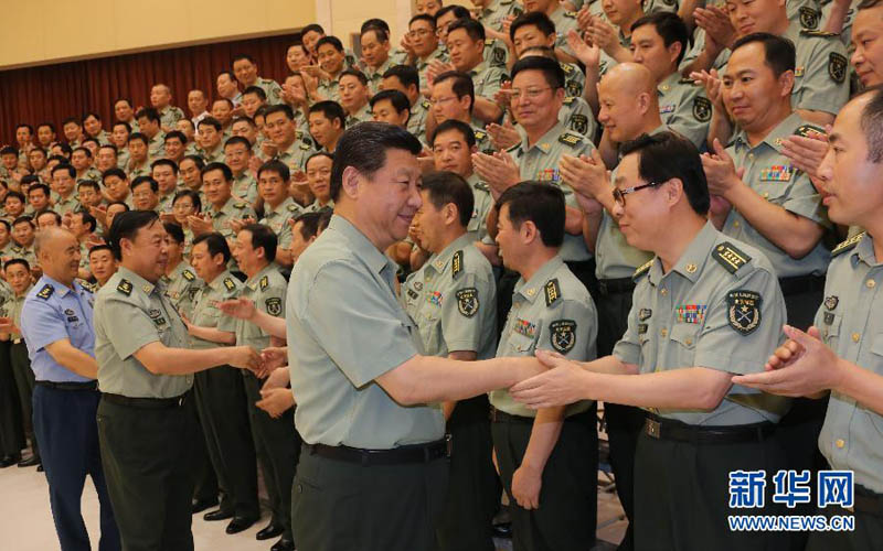 2013年7月29日，習(xí)近平親切接見北京軍區(qū)機(jī)關(guān)團(tuán)以上干部。李剛攝