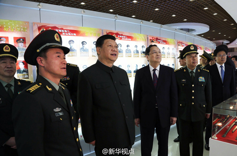 4月29日下午，習近平參觀新疆軍區某紅軍師師史館。（記者 曹智 李剛）