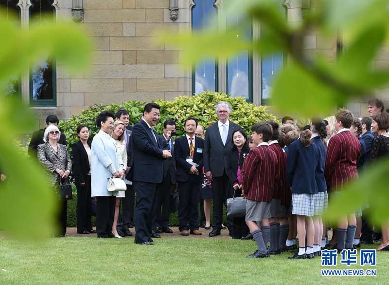 11月18日，國家主席習近平在澳大利亞塔斯馬尼亞州與朗塞斯頓市斯科奇－歐克伯恩小學的小學生共同植樹。 新華社記者 馬佔成 攝