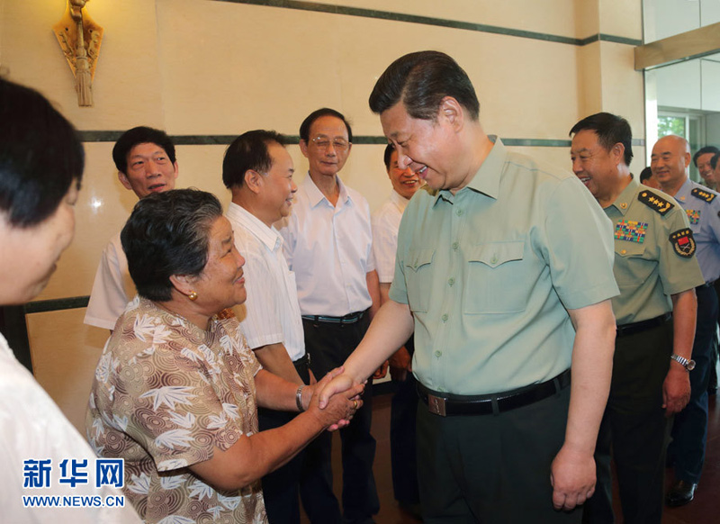 八一建軍節到來之際，中共中央總書記、國家主席、中央軍委主席習近平來到福建，親切看望慰問部隊官兵和雙擁模范代表，代表黨中央、中央軍委向解放軍指戰員、武警部隊官兵、民兵預備役人員致以誠摯的問候和節日的祝賀。這是7月30日，習近平與福建雙擁模范代表親切交談。 新華社記者李剛攝