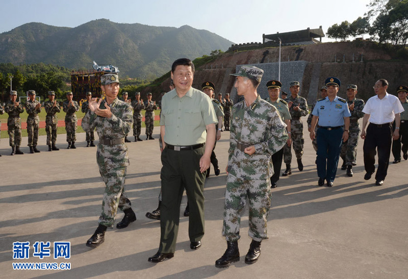 八一建軍節到來之際，中共中央總書記、國家主席、中央軍委主席習近平來到福建，親切看望慰問部隊官兵和雙擁模范代表，代表黨中央、中央軍委向解放軍指戰員、武警部隊官兵、民兵預備役人員致以誠摯的問候和節日的祝賀。這是7月30日，習近平看望慰問第31集團軍某師官兵。 新華社記者李剛攝