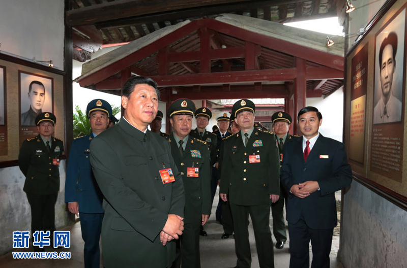 10月30日，全軍政治工作會議在福建省上杭縣古田鎮召開，中共中央總書記、國家主席、中央軍委主席習近平出席會議並發表重要講話。這是10月31日，習近平參觀古田會議會址。新華社記者李剛攝