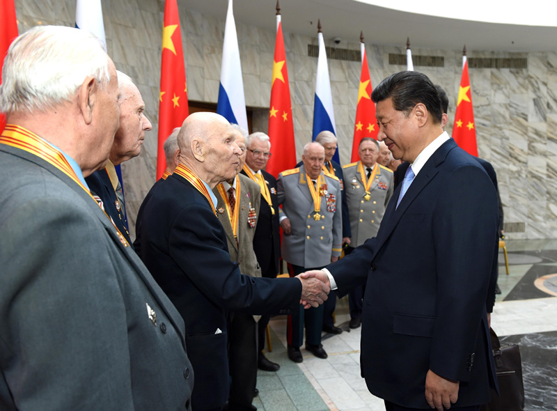 5月8日，國家主席習近平在莫斯科會見曾在中國東北抗日戰場上和衛國戰爭中浴血奮戰的18名俄羅斯老戰士代表。新華社記者張鐸攝