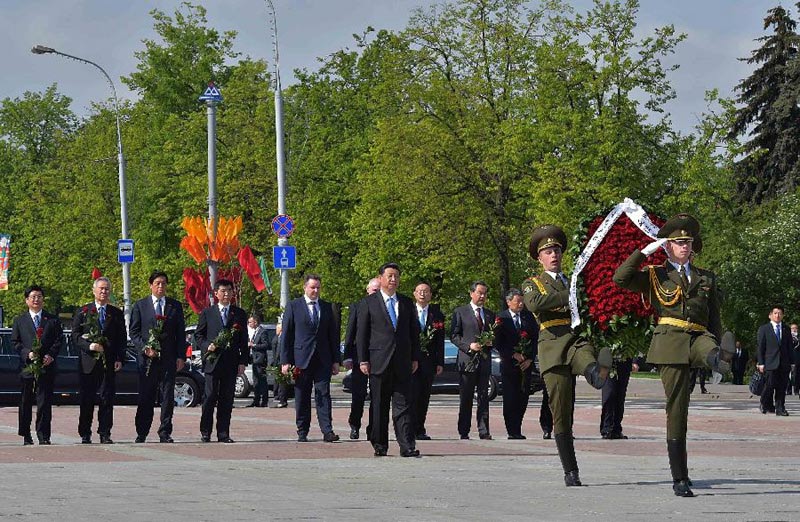 5月11日，國家主席習近平在明斯克向白俄羅斯勝利紀念碑敬獻花圈。 新華社記者 李濤 攝