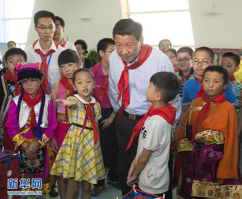 2013年5月29日，習近平在北京市少年宮參加“快樂童年放飛希望”主題隊日活動。這是習近平在察看孩子們進行“美好家園創意搭建”的情況。 新華社記者李學仁攝