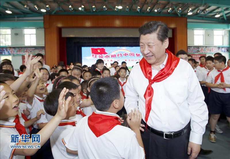 2014年5月30日上午，習(xí)近平來到北京市海澱區(qū)民族小學(xué)，參加慶祝“六一”國際兒童節(jié)活動。這是習(xí)近平在參加少先隊(duì)入隊(duì)儀式時，向少先隊(duì)員們致以節(jié)日問候。新華社記者 鞠鵬 攝