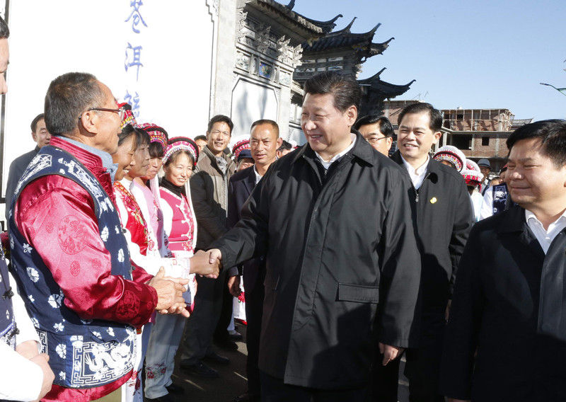 1月20日，習(xí)近平離開大理白族自治州大理市灣橋鎮(zhèn)古生村時(shí)，同聞?dòng)嵍鴣淼拇迕駛兾帐帧Ｐ氯A社記者 鞠鵬 攝