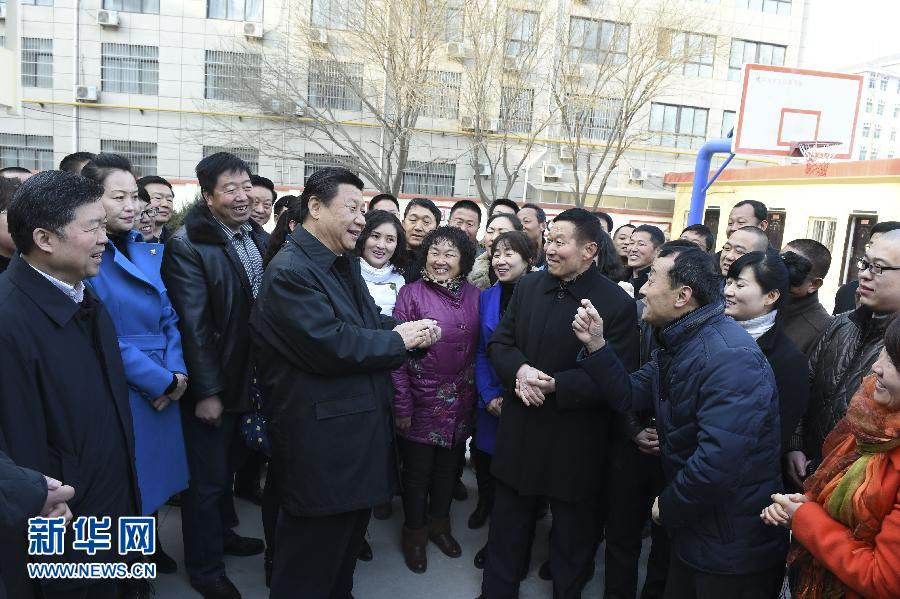 2月14日上午，習近平在延安市楊家嶺福州希望小學看望教職工后，同聞訊趕來的附近群眾親切交流，關切詢問他們年貨都辦好沒有，還有什麼困難。新華社記者 李學仁 攝