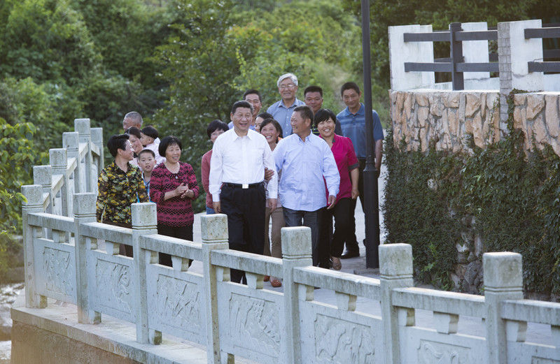 5月25日下午，習(xí)近平在舟山定海區(qū)干（覽加石旁）鎮(zhèn)新建社區(qū)視察。新華社記者 謝環(huán)馳 攝