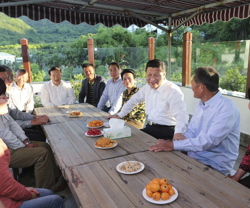 5月25日下午，習近平在舟山定海區干（覽加石旁）鎮新建社區村民袁其忠家中與村民代表座談。新華社記者 蘭紅光 攝