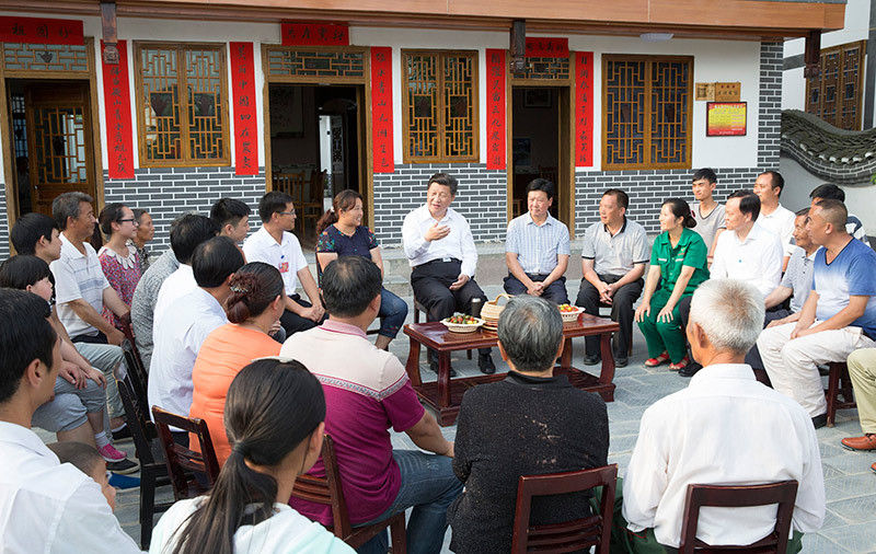 16日下午，習(xí)近平在遵義縣楓香鎮(zhèn)花茂村同村民座談。新華社記者 黃敬文 攝