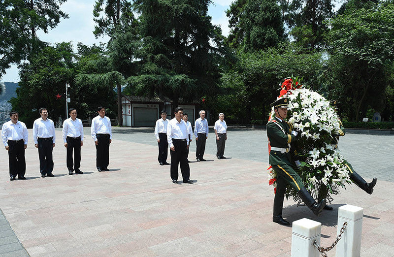 16日上午，習近平在遵義市紅軍山烈士陵園向紅軍烈士紀念碑敬獻花籃。新華社記者 李學仁 攝