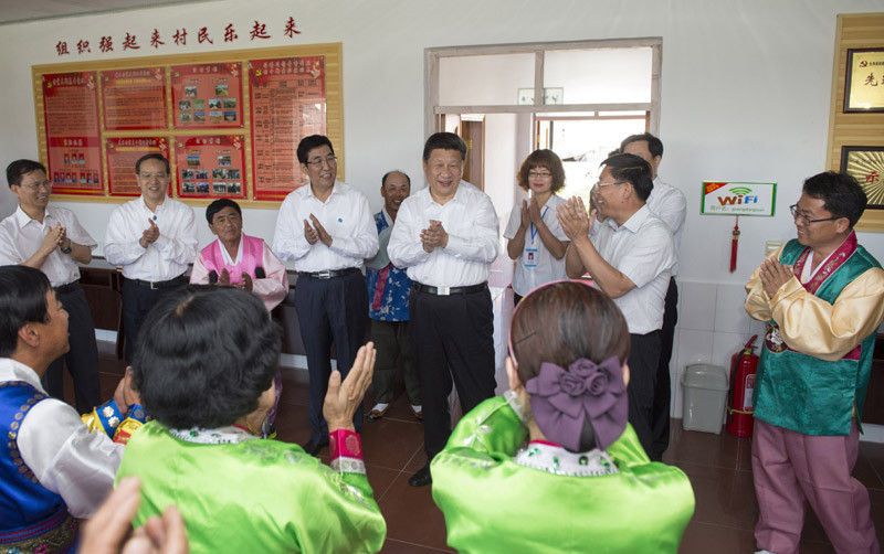 7月16日，習近平在延邊州和龍市東城鎮(zhèn)光東村村委會觀看村民們排練朝鮮族舞蹈。新華社記者 謝環(huán)馳 攝