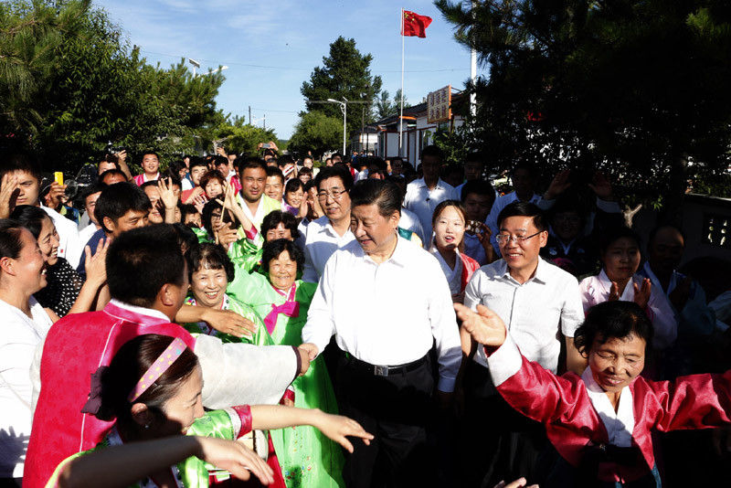 7月16日，習近平在延邊州和龍市東城鎮光東村同當地群眾在一起。新華社記者 鞠鵬 攝