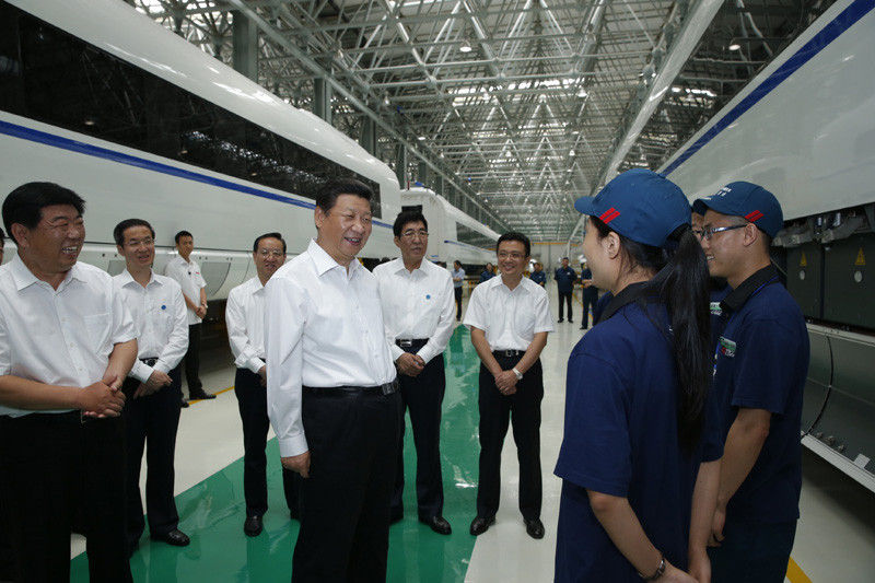 7月17日，習近平在中國中車長春軌道客車股份有限公司總裝車間同接線班工人親切交談。新華社記者 鞠鵬 攝