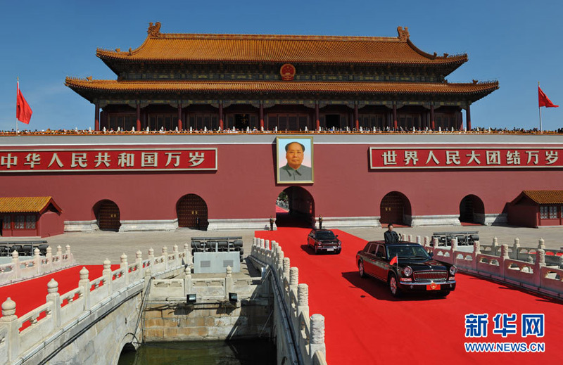 9月3日，紀念中國人民抗日戰(zhàn)爭暨世界反法西斯戰(zhàn)爭勝利70周年大會在北京天安門廣場隆重舉行。這是中共中央總書記、國家主席、中央軍委主席習(xí)近平乘檢閱車經(jīng)過金水橋。新華社記者張軍攝