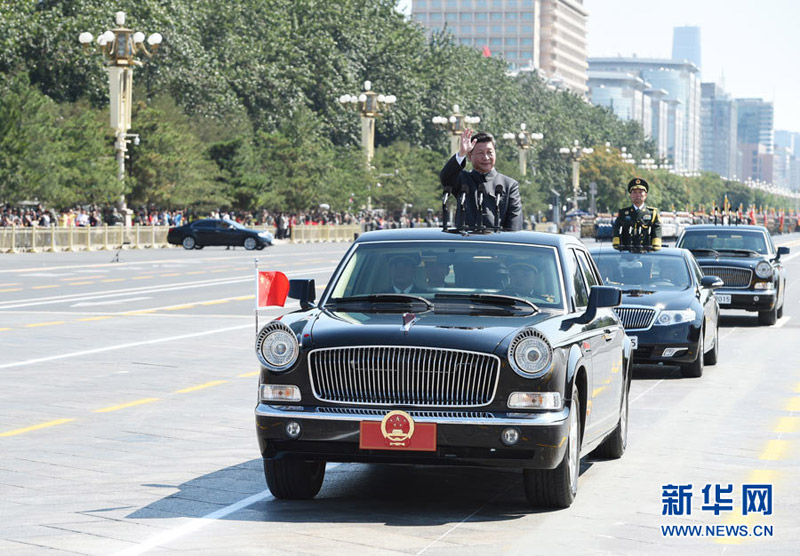 9月3日，紀(jì)念中國人民抗日戰(zhàn)爭暨世界反法西斯戰(zhàn)爭勝利70周年大會(huì)在北京天安門廣場隆重舉行。這是中共中央總書記、國家主席、中央軍委主席習(xí)近平檢閱受閱部隊(duì)。新華社記者李學(xué)仁攝