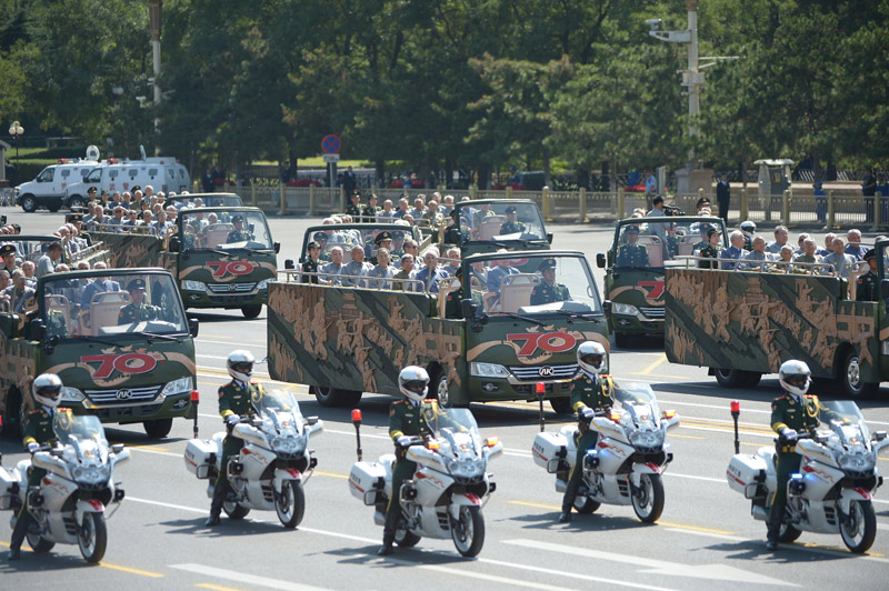 9月3日，中國人民抗日戰(zhàn)爭暨世界反法西斯戰(zhàn)爭勝利70周年紀念大會在北京隆重舉行。這是抗戰(zhàn)老兵乘車方隊。新華社記者薛玉斌攝