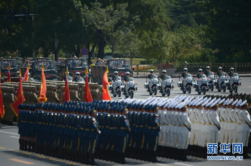 9月3日，中國人民抗日戰(zhàn)爭暨世界反法西斯戰(zhàn)爭勝利70周年紀(jì)念大會在北京隆重舉行。這是抗戰(zhàn)老兵乘車方隊(duì)。 新華社記者薛玉斌攝