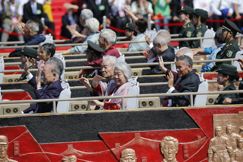 9月3日，中國人民抗日戰爭暨世界反法西斯戰爭勝利70周年紀念大會在北京隆重舉行。這是抗戰老兵乘車方隊通過天安門廣場。新華社記者沈伯韓攝