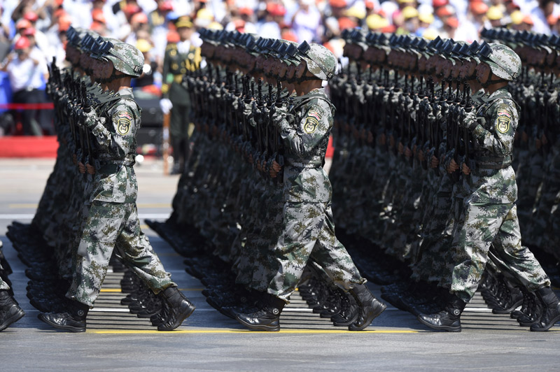 9月3日，中國人民抗日戰(zhàn)爭暨世界反法西斯戰(zhàn)爭勝利70周年紀念大會在北京隆重舉行。這是百團大戰(zhàn)“白刃格斗英雄連”英模部隊方隊通過天安門廣場。新華社記者公磊攝