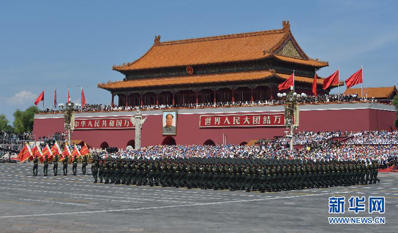 9月3日，中國(guó)人民抗日戰(zhàn)爭(zhēng)暨世界反法西斯戰(zhàn)爭(zhēng)勝利70周年紀(jì)念大會(huì)在北京隆重舉行。這是“東北抗聯(lián)”英模部隊(duì)方隊(duì)通過(guò)天安門廣場(chǎng)。新華社記者 李文 攝