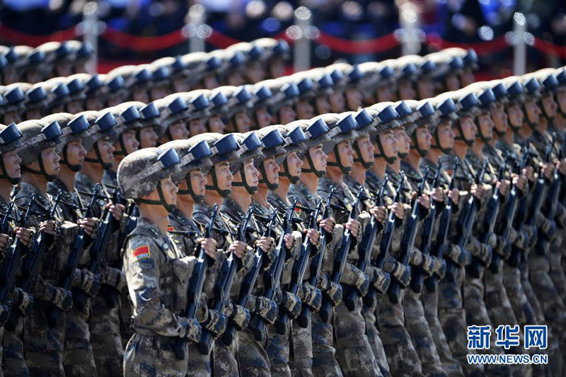 9月3日，中國人民抗日戰(zhàn)爭暨世界反法西斯戰(zhàn)爭勝利70周年紀(jì)念大會在北京隆重舉行。這是英模部隊方隊接受檢閱。 新華社記者 普布扎西 攝