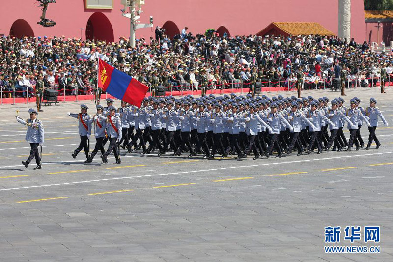 9月3日，中國人民抗日戰(zhàn)爭暨世界反法西斯戰(zhàn)爭勝利70周年紀(jì)念大會(huì)在北京隆重舉行。這是蒙古國方隊(duì)通過天安門廣場。 新華社記者李剛攝