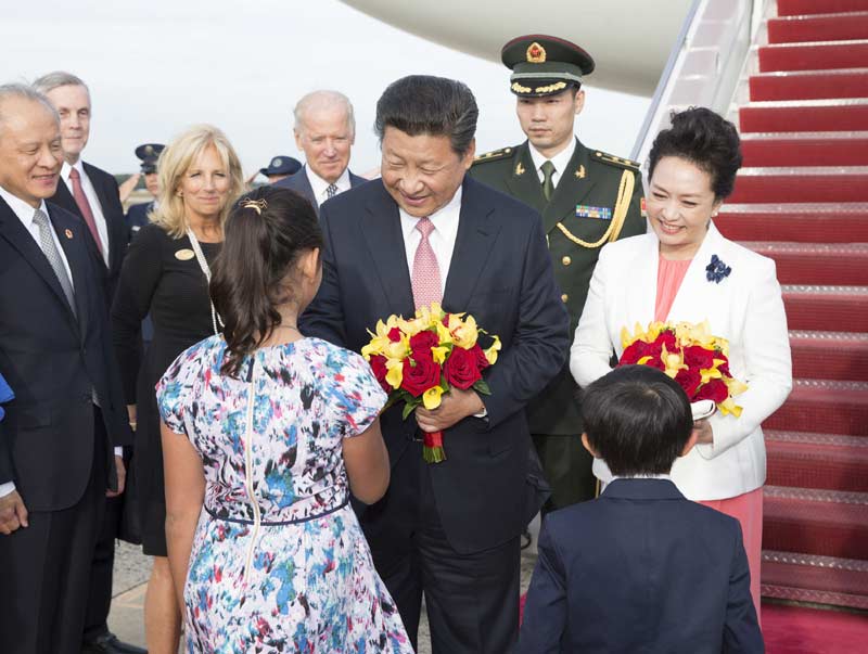 9月24日，國家主席習近平乘專機抵達美國首都華盛頓，繼續對美國進行國事訪問。這是美國兒童向習近平夫婦獻花。新華社記者 黃敬文 攝