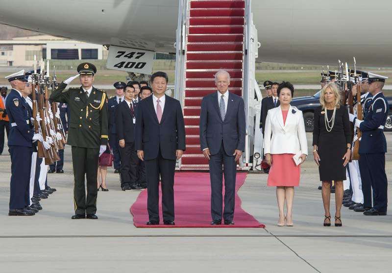 9月24日，國家主席習近平乘專機抵達美國首都華盛頓，繼續對美國進行國事訪問。美國副總統拜登和夫人專程來到機場，熱情歡迎習近平和夫人彭麗媛。新華社記者 王曄 攝