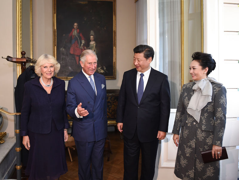 10月20日，國家主席習近平和夫人彭麗媛在倫敦會見英國查爾斯王儲夫婦。新華社記者 謝環馳 攝