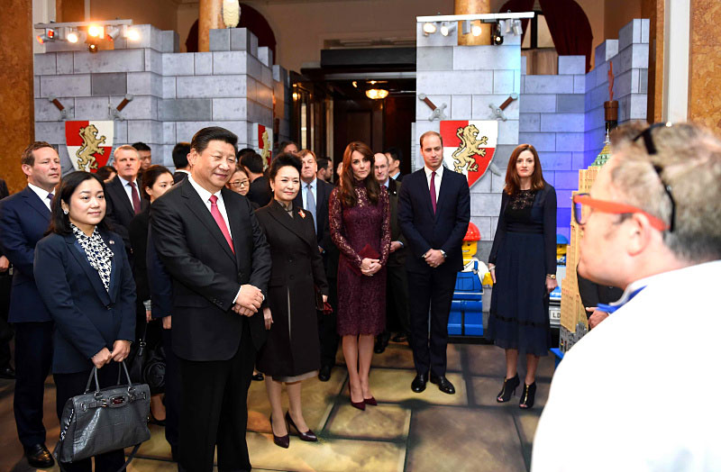 10月21日，國家主席習近平和夫人彭麗媛在英國威廉王子夫婦陪同下，出席在倫敦舉行的中英創意產業展。新華社記者 張鐸 攝