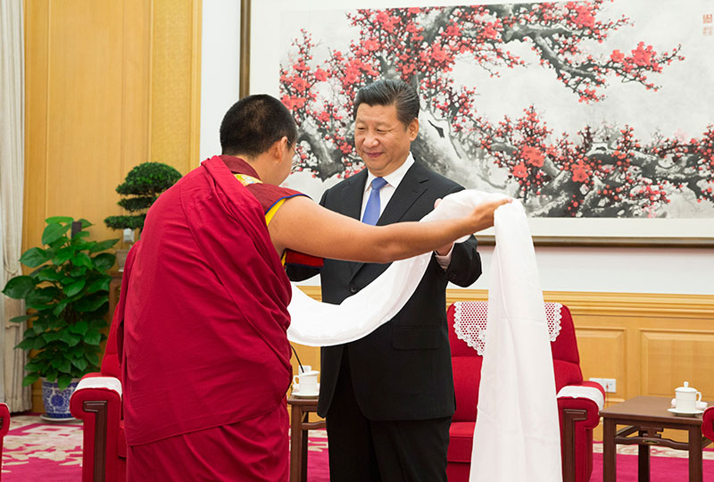 6月10日，中共中央總書(shū)記、國(guó)家主席、中央軍委主席習(xí)近平在北京中南海接受班禪額爾德尼·確吉杰布的拜見(jiàn)。這是班禪向習(xí)近平敬獻(xiàn)哈達(dá)。新華社記者 蘭紅光 攝