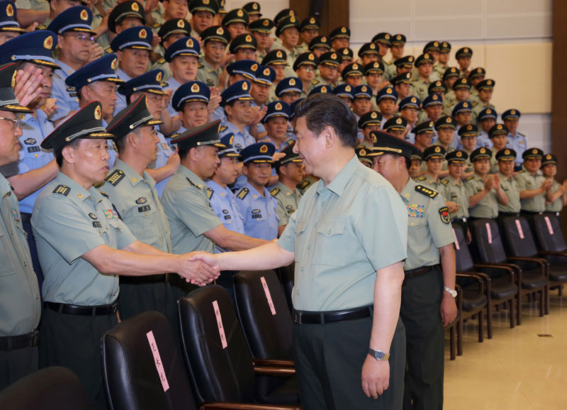 八一建軍節(jié)前夕，中共中央總書記、國家主席、中央軍委主席習近平專門來到第16集團軍視察，代表黨中央、中央軍委，向集團軍全體官兵致以誠摯問候，並向全軍指戰(zhàn)員、武警部隊官兵、民兵預備役人員致以節(jié)日的熱烈的祝賀。這是7月18日下午，習近平親切接見集團軍機關(guān)處以上領(lǐng)導干部、師旅單位主官和駐長春部隊師以上領(lǐng)導干部、建制團單位主官。新華社記者 李剛 攝