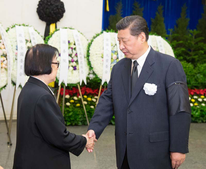 7月20日，成思危同志遺體在北京八寶山革命公墓火化。習近平、李克強、張德江、俞正聲、劉雲山、王岐山、張高麗等前往八寶山送別。這是習近平與成思危親屬握手，表示深切慰問。新華社記者 黃敬文 攝