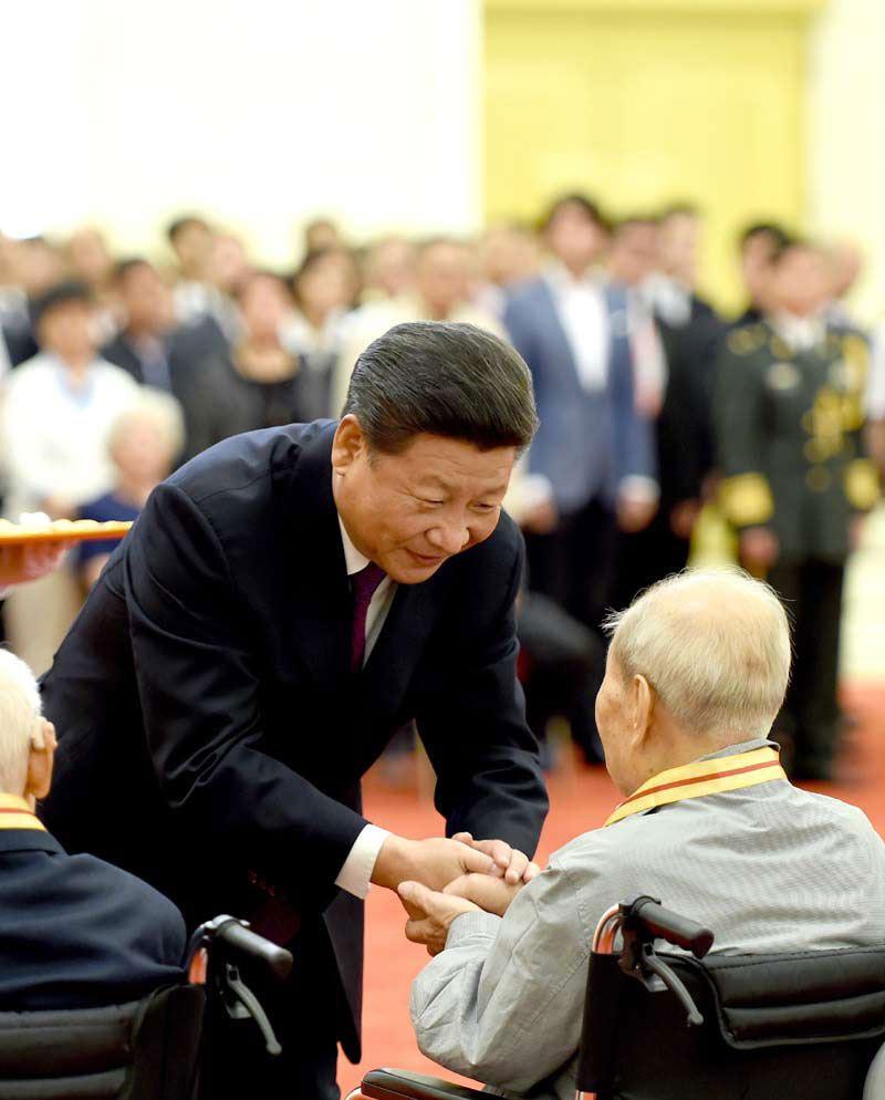 9月2日，中共中央總書記、國家主席、中央軍委主席習近平在北京人民大會堂向30名抗戰老戰士老同志、抗戰將領、幫助和支持中國抗戰的國際友人或其遺屬代表頒發中國人民抗日戰爭勝利70周年紀念章並發表重要講話。新華社記者 蘭紅光 攝