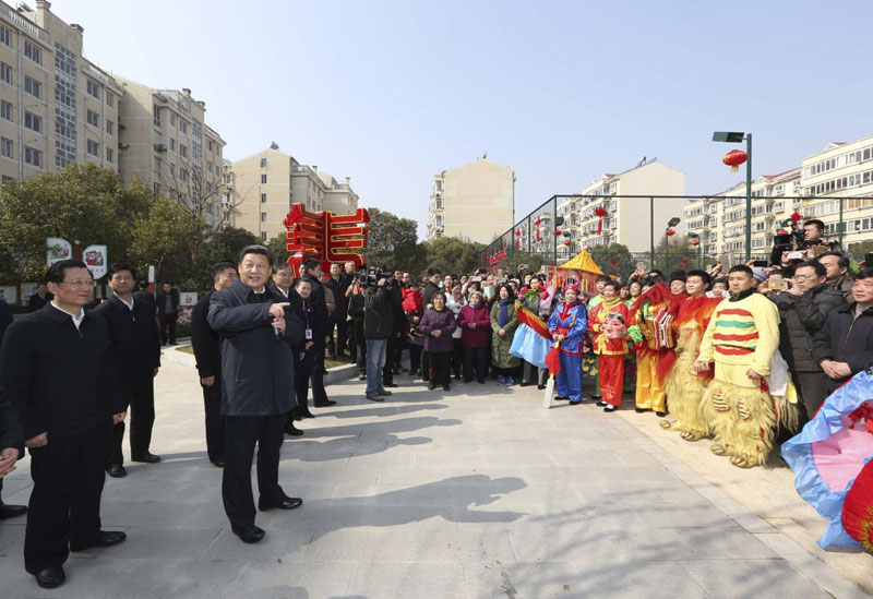 2月1日至3日，中共中央總書記、國家主席、中央軍委主席習近平來到江西，看望慰問廣大干部群眾和駐贛部隊。這是2月3日，習近平在南昌市東湖區彭家橋街道光明社區看望社區居民，給大家拜年。新華社記者 蘭紅光 攝