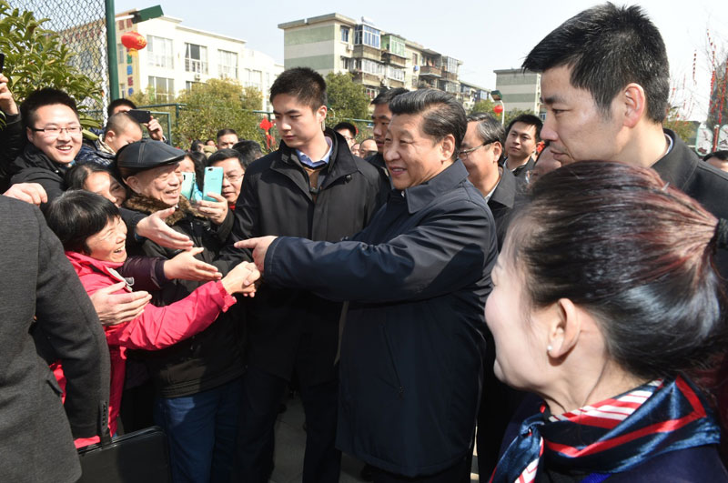 2月1日至3日，中共中央總書記、國家主席、中央軍委主席習近平來到江西，看望慰問廣大干部群眾和駐贛部隊。這是2月3日，習近平在南昌市東湖區彭家橋街道光明社區同社區居民親切互動。新華社記者 謝環馳 攝