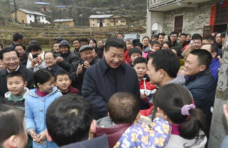 2月1日至3日，中共中央總書記、國家主席、中央軍委主席習近平來到江西，看望慰問廣大干部群眾和駐贛部隊。這是2月2日，習近平在井岡山市茅坪鄉(xiāng)神山村給鄉(xiāng)親們拜年，祝鄉(xiāng)親們生活幸福、猴年吉祥。新華社記者 謝環(huán)馳 攝